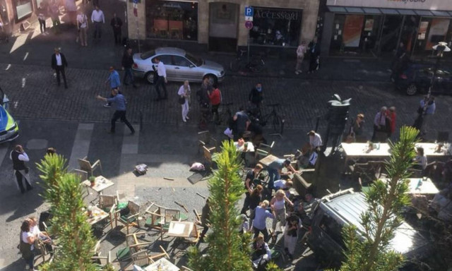 Με αίμα βάφτηκε το Μ. Σάββατο στη Γερμανία: Αυτοκίνητο έπεσε πάνω σε πλήθος στο Μύνστερ (vids+pics)