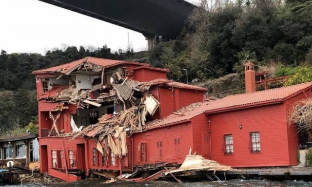 Βίντεο που κόβει την ανάσα: Tάνκερ πέφτει πάνω σε κτίριο στο Βόσπορο!