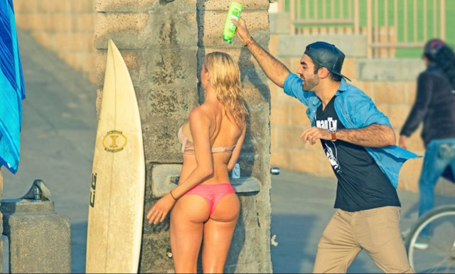 Γέλιο μέχρι δακρύων: Η απίστευτη φάρσα με το σαμπουάν που ξεπέρασε τις 45 εκατ. θεάσεις (Vids)