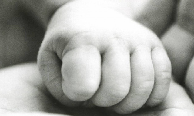 ΣΟΚ: Βρέφος βρέθηκε εγκαταλελειμμένο σε υπόνομο