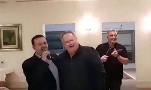 Ο Σέρβος ΥΠΕΞ τραγούδησε στα ελληνικά για τον Νίκο Κοτζιά! (vid)