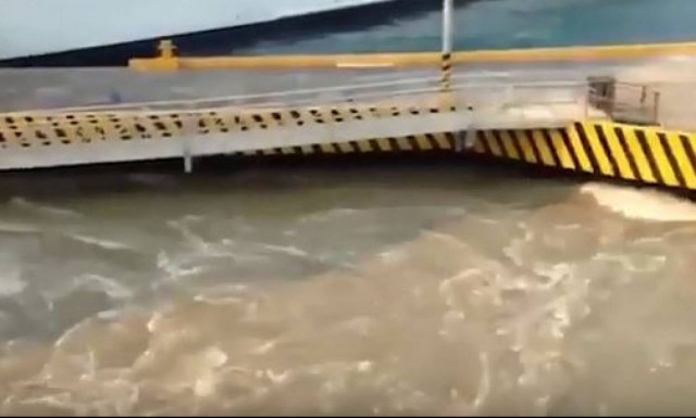 Τρομακτικό ταξίδι! Κρουαζιερόπλοιο πέφτει πάνω σε προβλήτα και τη διαλύει (vid)