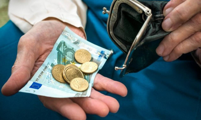 «Άνω-κάτω» με τα κατώτατα όρια - Δείτε πόσα χάνουν οι χαμηλοσυνταξιούχοι