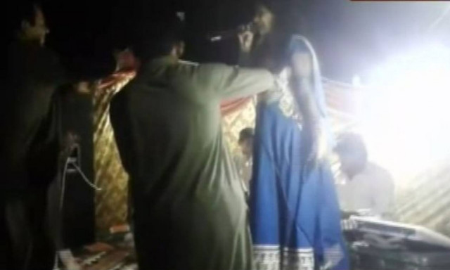 Βίντεο-ΣΟΚ: Πυροβόλησε έγκυο τραγουδίστρια στη σκηνή γιατί αρνήθηκε να χορέψει