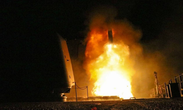 Επίθεση στη Συρία: Οι πρώτες εικόνες από τους βομβαρδισμούς (vids)