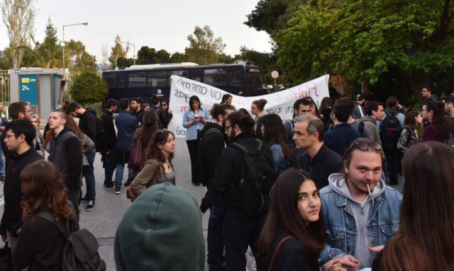 Σταματάει την απεργία πείνας και δίψας ο Βασίλης Δημάκης