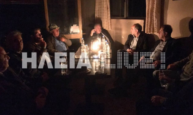 Φωτιά Ηλεία: Κάνουν σύσκεψη για την πυρκαγιά υπό το φως της λάμπας πετρελαίου!