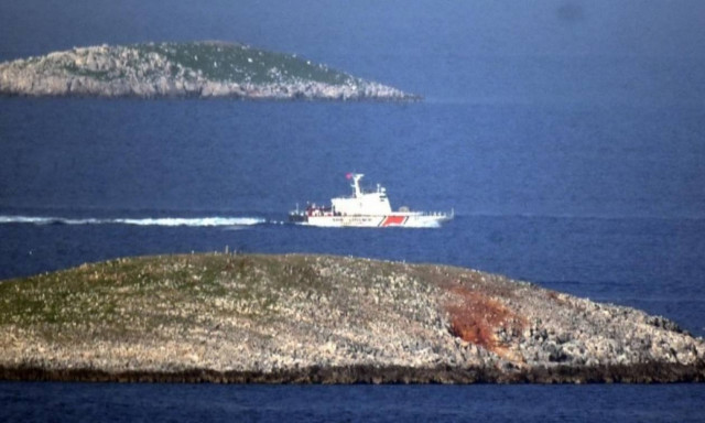 Οι Τούρκοι απειλούν να τινάξουν την ειρήνη στο Αιγαίο με βίντεο αρπαγής της ελληνικής σημαίας