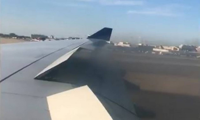 Τρόμος στον αέρα: Κινητήρας αεροσκάφους παίρνει φωτιά εν πτήσει (vid)