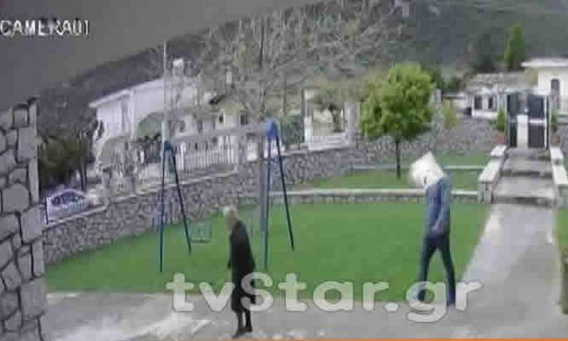 Βίντεο ΣΟΚ: Δείτε καρέ - καρέ πώς δύο απατεώνες κλέβουν ηλικιωμένη (vid)