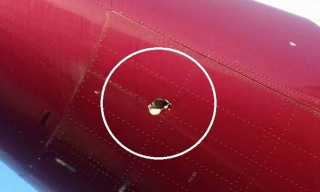 Λιβύη: Πύραλοι έπληξαν αεροσκάφος και το αεροδρόμιο της Τρίπολης (pics)