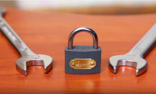 Απίστευτο κι όμως τόσο απλό! Ανοίξτε οποιοδήποτε λουκέτο χωρίς κλειδί (Vid)