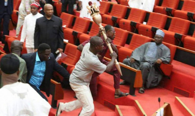 Εισέβαλαν στη Βουλή κι έκλεψαν το σκήπτρο της Γερουσίας μπροστά στα έκπληκτα μάτια όλων! (vid)