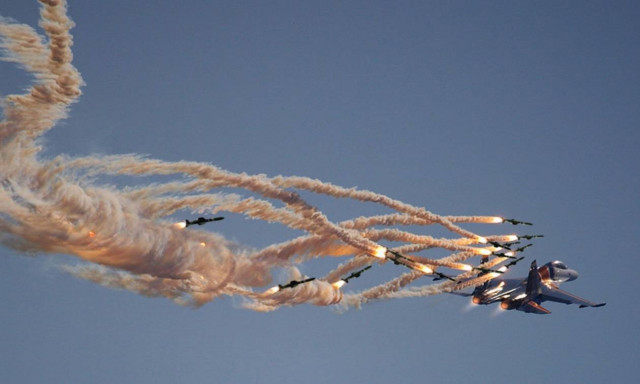 Οι Ρώσοι Ιππότες: Κόβουν την ανάσα ακροβατώντας στον αέρα - Δείτε συγκλονιστικές φωτογραφίες