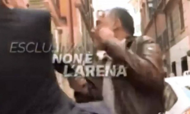 Σάλος στην Ιταλία: Πρώην υπουργός χαστούκισε δημοσιογράφο κατά τη διάρκεια συνέντευξης (vid)