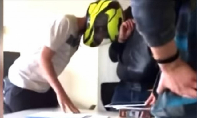 Επιτέθηκαν σε φιλόλογο για να τους βαθμολογήσει πάνω από τη βάση και τώρα θα μείνουν στην ίδια τάξη