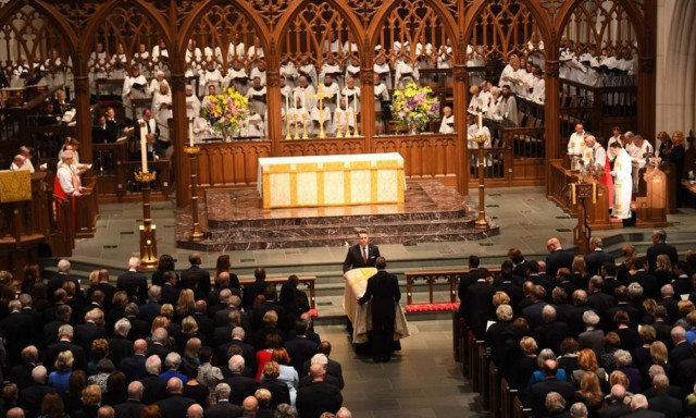 Οι χαμογελαστοί Ομπάμα, Κλίντον, Μελάνια στην κηδεία της Μπάρμπαρα και το κλάμα του Μπους (pics)