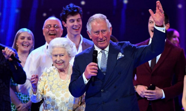 Βρετανία: Πώς αντέδρασε η βασίλισσα Ελισάβετ όταν ο Κάρολος την είπε δημοσίως «μανούλα» (vid)