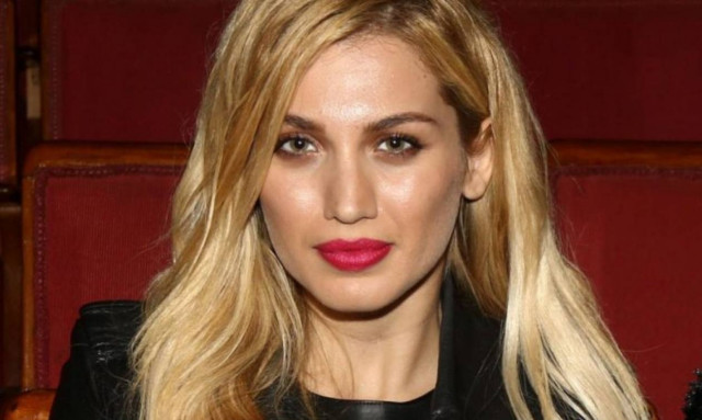 Άρχισε πάλι τα «κουλά». H queen Dina, οι αυλικοί και το συμβόλαιο