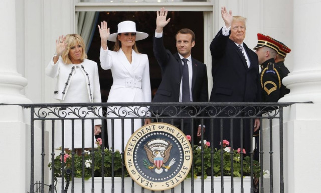 Τραμπ - Μακρόν: Το μενού, οι πορσελάνες, η παράδοση που «έσπασε» και η «καυτή» Μελάνια (pics)