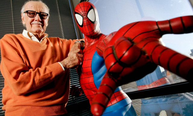 Mασέζ κατηγορεί τον 95χρονο δημιουργό του Σπάιντερμαν για σεξουαλική παρενόχληση