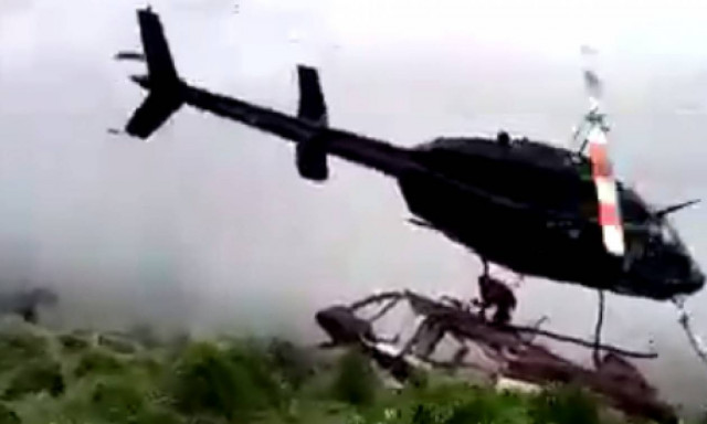 Βίντεο ΣΟΚ: Επέζησε από συντριβή ελικοπτέρου και τον τεμάχισε αυτό που ήρθε για να τον σώσει