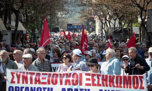 Ημέρα συγκεντρώσεων διαμαρτυρίας στην Αθήνα: Σε εξέλιξη δύο πορείες (pics)