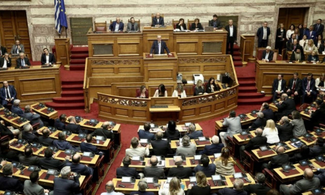 Βουλή: Δείτε το δώρο που έκανε ο Βούτσης στον Γιουνκέρ