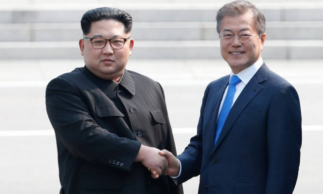 Ιστορική χειραψία Κιμ Γιονγκ Ουν και Μουν Τζε-ιν