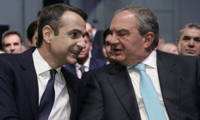 ΝΔ: Ποιους θέλει να «καθαρίσει» το περιβάλλον Μητσοτάκη – Τι λένε οι Καραμανλικοί