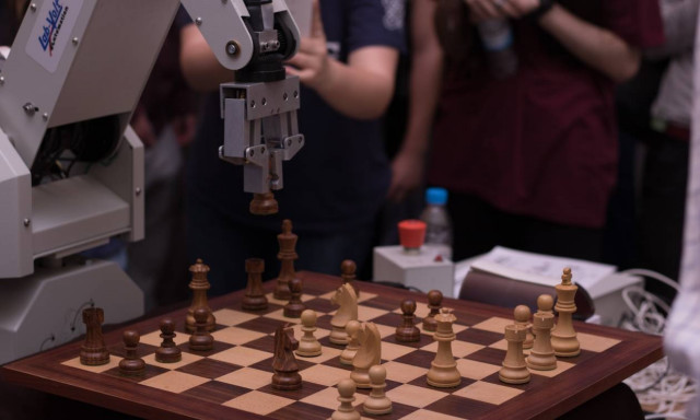 Αυτό το ρομπότ παίζει σκάκι και κατασκευάστηκε στην Κοζάνη! (pics)
