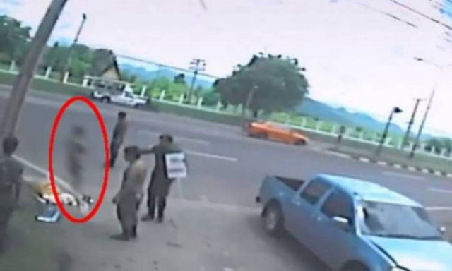 Ανατριχιαστικό βίντεο: H στιγμή που η «ψυχή» εγκαταλείπει το σώμα μιας γυναίκας έπειτα από τροχαίο;