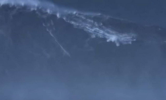 Εντυπωσιακό βίντεο: Σέρφερ έσπασε το παγκόσμιο ρεκόρ ισορροπίας πάνω σε κύμα - τέρας!