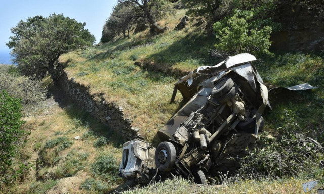 Τραγωδία στην Τήνο: Οι πρώτες φωτογραφίες από το δυστύχημα με τους δύο νεκρούς