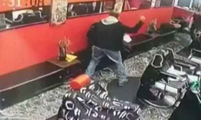 Φρίκη: Εισέβαλε σε κομμωτήριο και χτυπούσε με κατσαβίδι τη γυναίκα του (ΠΡΟΣΟΧΗ – ΣΚΛΗΡΕΣ ΕΙΚΟΝΕΣ)