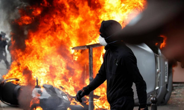 Πρωτομαγιά Γαλλία: Στις «φλόγες» το Παρίσι – Έπιασαν την αστυνομία στον «ύπνο» (Pics+Vids)