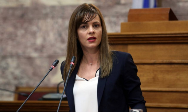 Αχτσιόγλου: «Δεν παραιτούμαστε από τον στόχο της αύξησης του κατώτατου μισθού»