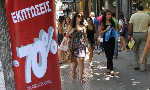 Ενδιάμεσες εκπτώσεις 2018: Δείτε πόσο θα διαρκέσουν - Τι να προσέξουν οι καταναλωτές