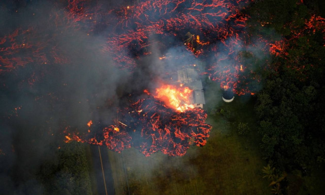 Κόλαση λάβας στη Χαβάη: Πέτρες, φωτιά και δηλητηριώδη αέρια ξερνάει το ηφαίστειο Κιλαουέα (Pics+Vid)