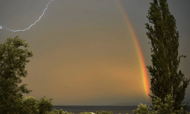 Έκτακτο δελτίο καιρού: Με ακραία καιρικά φαινόμενα και η Τρίτη - Πού θα σημειωθούν καταιγίδες (pics)
