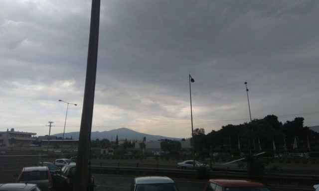 Καιρός - Έκτακτο δελτίο ΕΜΥ: Η κακοκαιρία «χτυπάει» την Αθήνα - Πού θα σαρώσει τις επόμενες ώρες