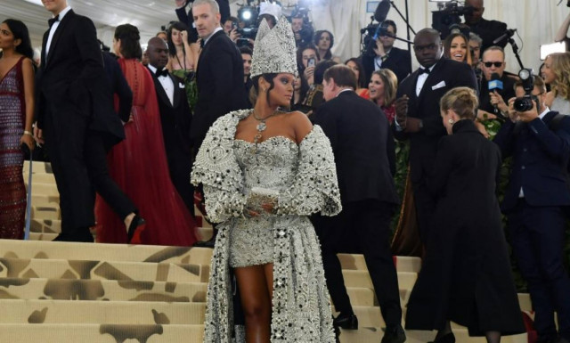 Met Gala: Διασημότητες, σταυροί και… φωτοστέφανα με «χρυσή» Καρντάσιαν και Ρίρι... Πάπα (pics)