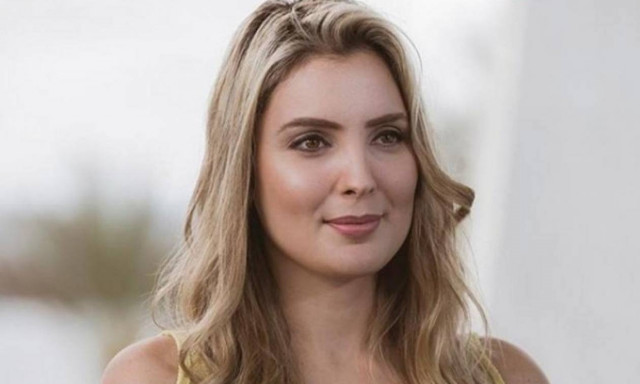 Η εντυπωσιακή Πρώτη Κυρία της Βραζιλίας βούτηξε σε λίμνη με τα ρούχα για να σώσει το σκύλο της