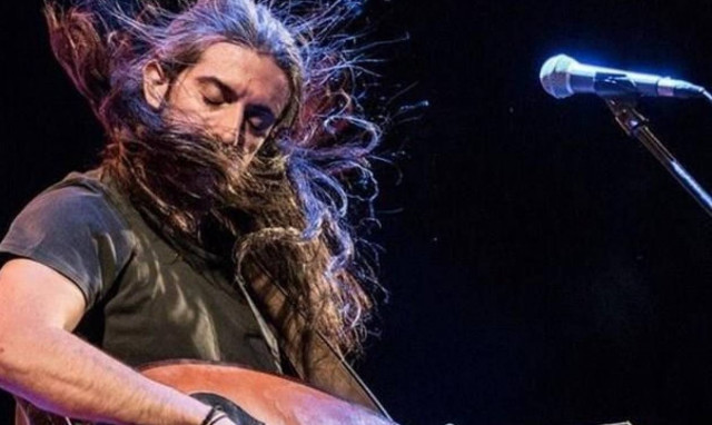 Δείτε πώς ήταν ο λατρεμένος Γιάννης Χαρούλης πριν γίνει διάσημος