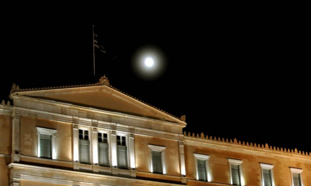 Περιστέρα γέννησε στη Βουλή! Δείτε τις εικόνες