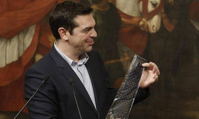 «Ιστορική» μέρα: Έτοιμος να βάλει γραβάτα ο Τσίπρας - Δείτε το λόγο