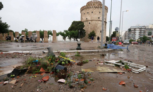 Εικόνες καταστροφής στη Θεσσαλονίκη: Χωρίς νερό και ρεύμα μέχρι την Παρασκευή