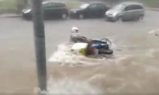 Βίντεο – σοκ από τη Θεσσαλονίκη: Διανομέας «χάνεται» στα ορμητικά νερά