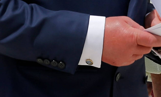 Ο Κάρολος φόρεσε μανικετόκουμπα με την ελληνική σημαία και μάλλον δεν ήταν καθόλου τυχαίο (pics)