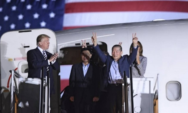 Ο Τραμπ καλωσόρισε στην πατρίδα τους τρεις Αμερικανούς που απελευθέρωσε ο Κιμ (video+pics)